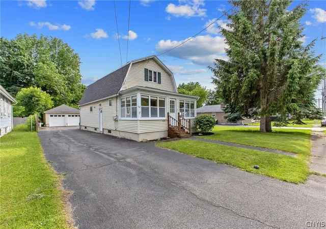 4th image of 110 Earl Ave, Salina, NY 13211 | MLS# S1693077