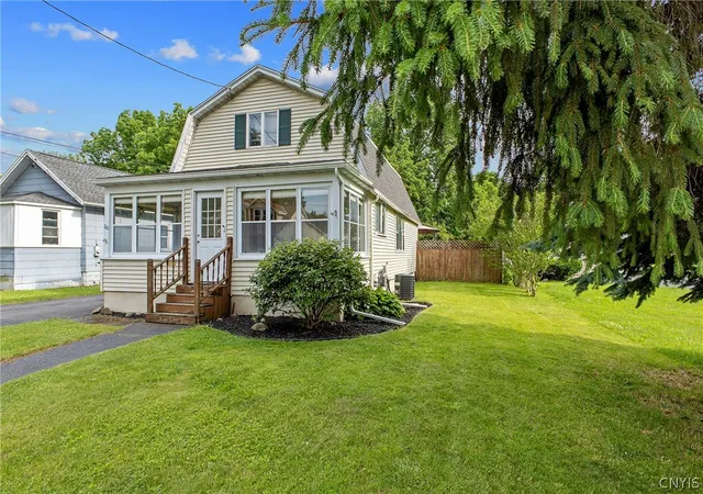 5th image of 110 Earl Ave, Salina, NY 13211 | MLS# S1693077