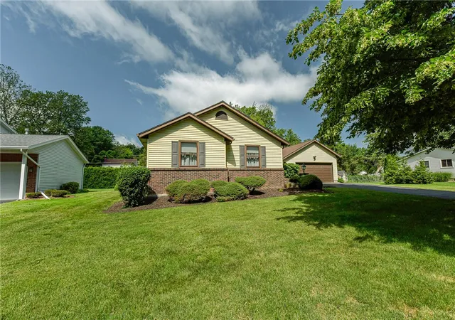 Homes for sale in Greece, NY | 67 Briar Wood Ln, Greece, NY 14626 | MLS# R1693118
