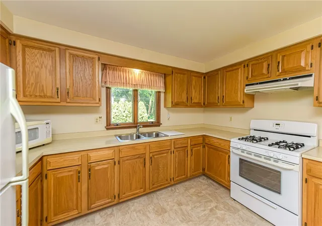 Homes for sale in Greece, NY | 67 Briar Wood Ln, Greece, NY 14626 | MLS# R1693118