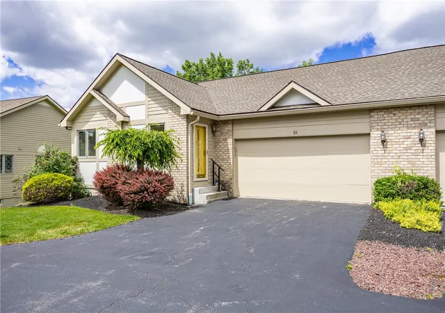 Homes for sale in Penfield, NY | 10 Baywood Ln, Penfield, NY 14580 | MLS# R1686449