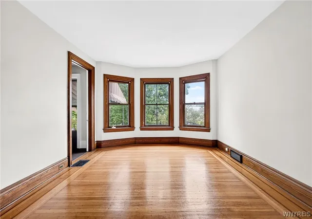 Photo 5 of Sale Pending at 289 Auburn Ave, Buffalo, NY 14213 | MLS# B1693457 | Listing updated on 2026-08-03