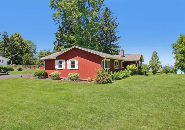 3rd image of 536 Lake Rd, Webster, NY 14580 | MLS# R1693586