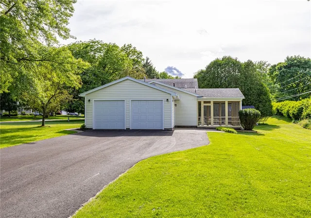 4th image of 1193 Appian Dr, Webster, NY 14580 | MLS# R1691336