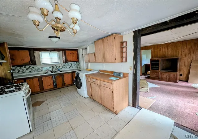 15th image of 805 N Center St, East Syracuse, NY 13057 | MLS# S1679962