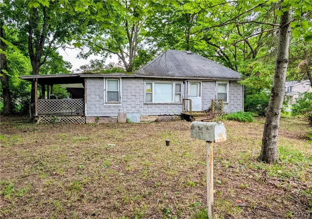 1st image of 805 N Center St, East Syracuse, NY 13057 | MLS# S1679962