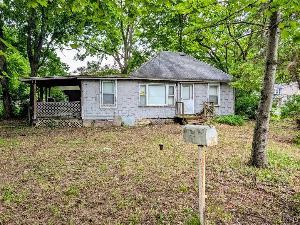 Photo 1 of Single family home for sale at 805 N Center St, East Syracuse, NY 13057 | MLS# S1679962 | Listing updated on 2026-09-28