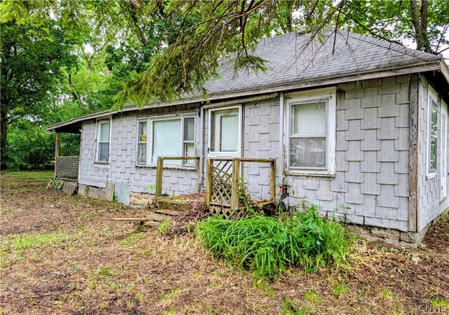 Photo 3 of Single family home for sale at 805 N Center St, East Syracuse, NY 13057 | MLS# S1679962 | Listing updated on 2026-07-14