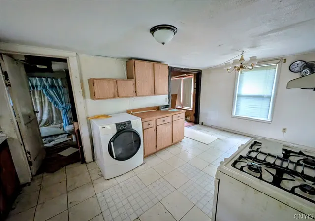 Photo 5 of Single family home for sale at 805 N Center St, East Syracuse, NY 13057 | MLS# S1679962 | Listing updated on 2026-07-14