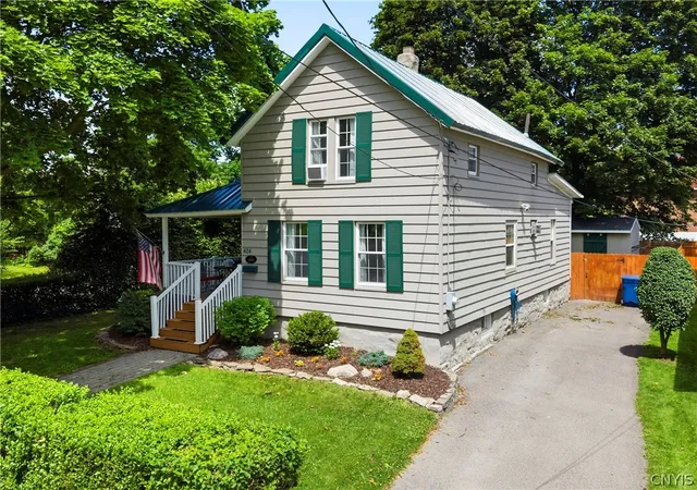 Photo 2 of Sale Pending at 424 Cayuga St, Syracuse, NY 13204 | MLS# S1693094 | Listing updated on 2026-07-28