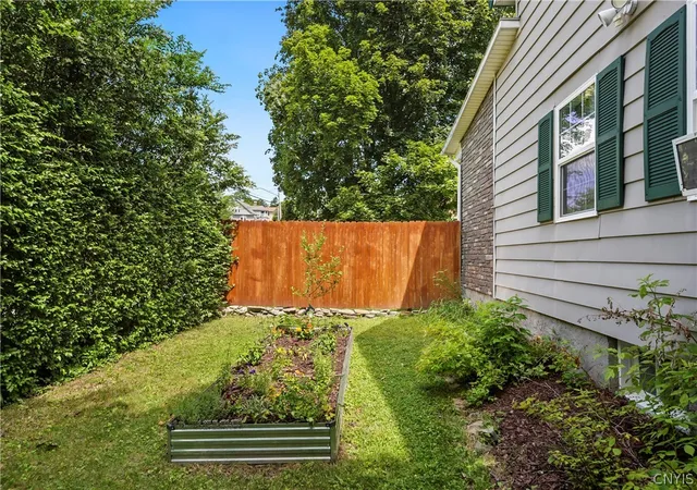 Photo 4 of Sale Pending at 424 Cayuga St, Syracuse, NY 13204 | MLS# S1693094 | Listing updated on 2026-07-28