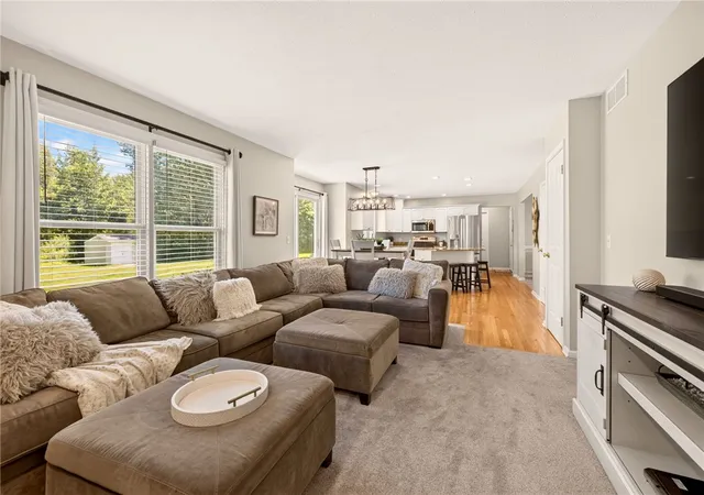 4th image of 1154 Sweet Creek Cir, Webster, NY 14580 | MLS# R1692755