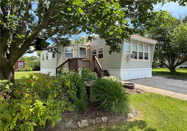 Homes for sale in Hamlin, NY | 17 Farmingdale Dr, Hamlin, NY 14464 | MLS# R1693648
