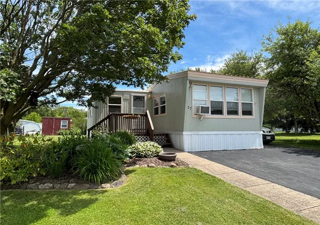 Homes for sale in Hamlin, NY | 17 Farmingdale Dr, Hamlin, NY 14464 | MLS# R1693648
