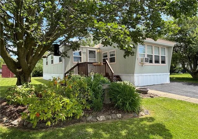 Homes for sale in Hamlin, NY | 17 Farmingdale Dr, Hamlin, NY 14464 | MLS# R1693648