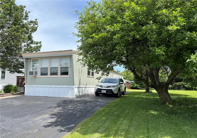 Homes for sale in Hamlin, NY | 17 Farmingdale Dr, Hamlin, NY 14464 | MLS# R1693648