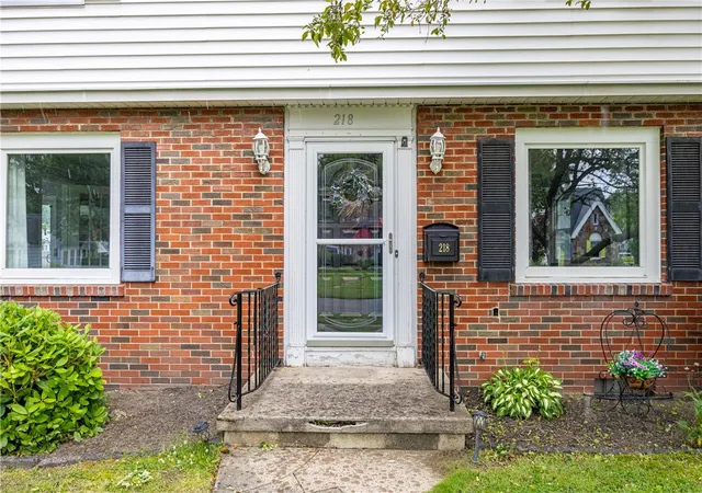 3rd image of 218 Somershire Dr, Irondequoit, NY 14617 | MLS# R1692552