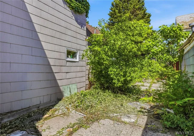 Listing Photo 2 - Condo for sale in building located at 25 Thomas St, Buffalo, NY 14206 - Unit #