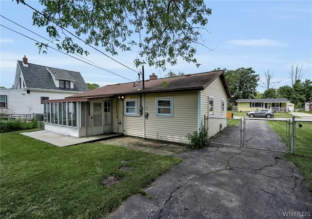 5th image of 201 Dupont Ave, Tonawanda, NY 14150 | MLS# B1693717