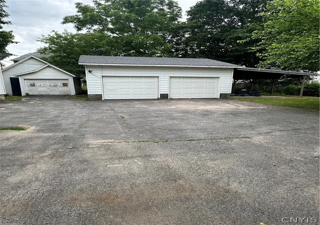 Photo 3 of Single family home for sale at 8 Delevan St, Auburn, NY 13021 | MLS# S1693987 | Listing updated on 2026-07-22