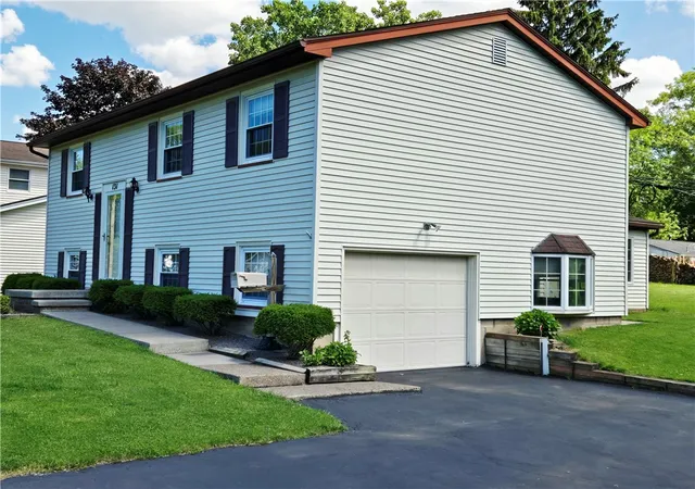 Homes for sale in Greece, NY | 131 Medallion Dr, Greece, NY 14626 | MLS# R1693999