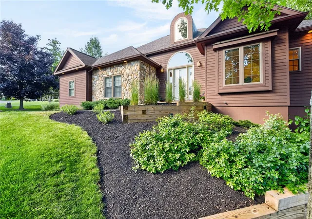 Photo 3 of Sale Pending at 5565 Vardon Dr, Canandaigua, NY 14424 | MLS# R1693581 | Listing updated on 2026-07-31
