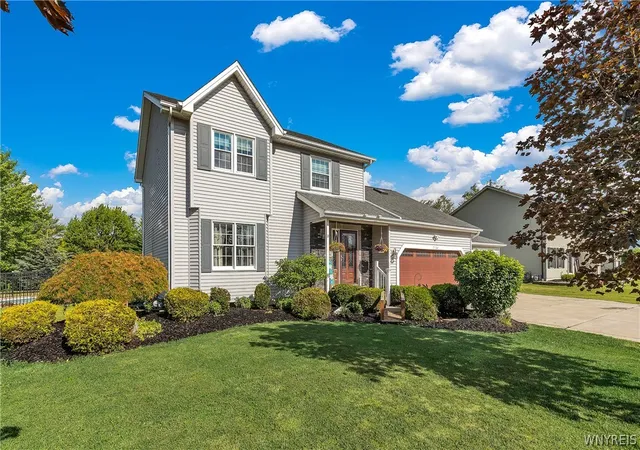 2nd image of 7134 Marigold Dr, Wheatfield, NY 14120 | MLS# B1693453