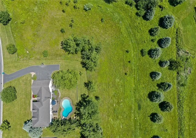 2nd image of 8 Turning Leaf Dr, Pittsford, NY 14534 | MLS# R1692547