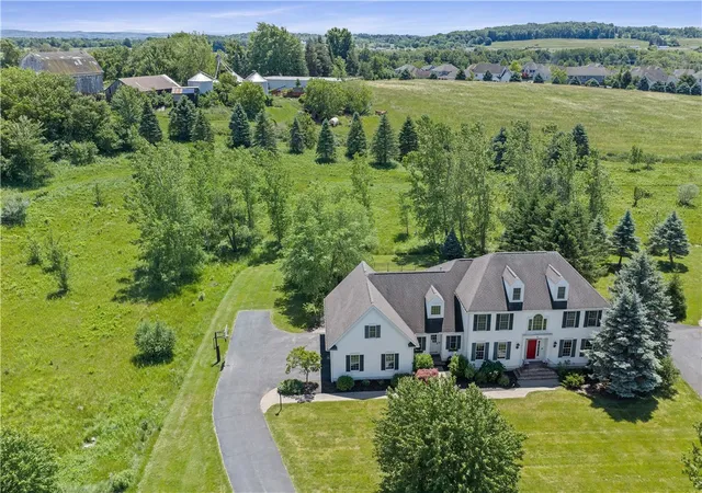 4th image of 8 Turning Leaf Dr, Pittsford, NY 14534 | MLS# R1692547