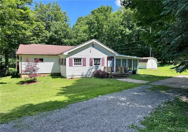 Homes for sale in Stafford, NY | 5306 Russell Rd, Stafford, NY 14020 | MLS# B1693915