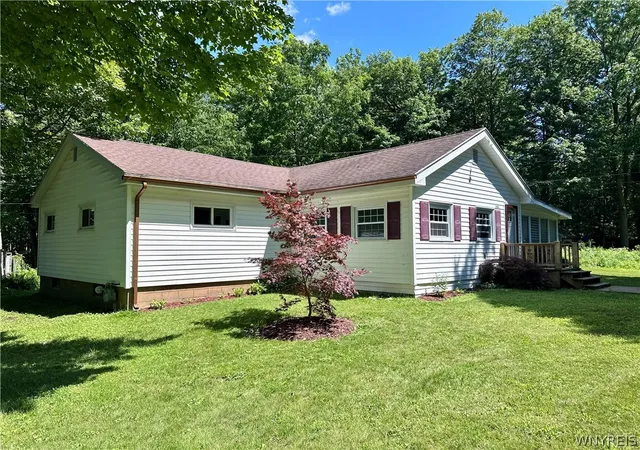Homes for sale in Stafford, NY | 5306 Russell Rd, Stafford, NY 14020 | MLS# B1693915