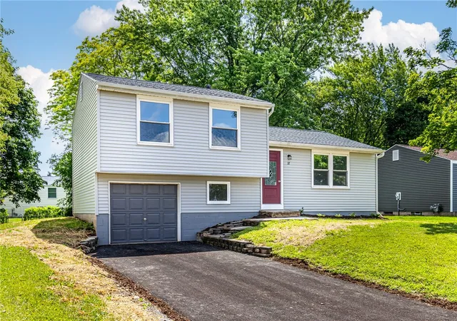 2nd image of 32 Coachlight Cir, Farmington, NY 14425 | MLS# R1692441