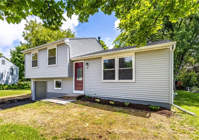 3rd image of 32 Coachlight Cir, Farmington, NY 14425 | MLS# R1692441