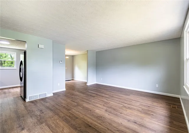 5th image of 32 Coachlight Cir, Farmington, NY 14425 | MLS# R1692441