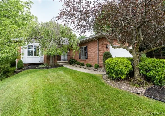 Homes for sale in Amherst, NY | 30 Hampton Hill Dr, Amherst, NY 14221 | MLS# B1694142