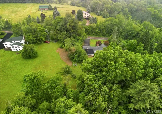 5th image of 2077 Blakeley Rd, East Aurora, NY 14052 | MLS# B1689863