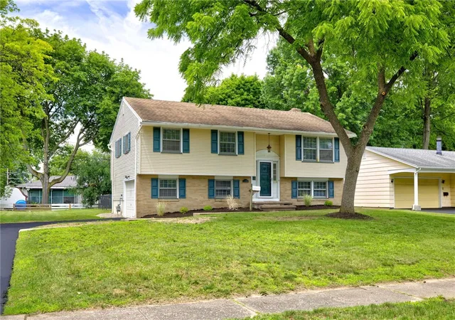 Photo 2 of Sale Pending at 37 Ledgewood Cir, Rochester, NY 14615 | MLS# R1694253 | Listing updated on 2026-07-21