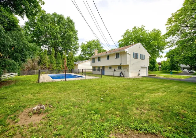 Photo 3 of Sale Pending at 37 Ledgewood Cir, Rochester, NY 14615 | MLS# R1694253 | Listing updated on 2026-07-21