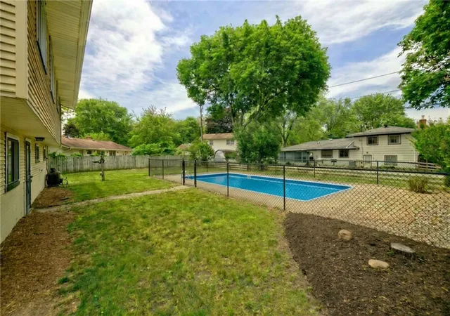 Photo 4 of Sale Pending at 37 Ledgewood Cir, Rochester, NY 14615 | MLS# R1694253 | Listing updated on 2026-07-21