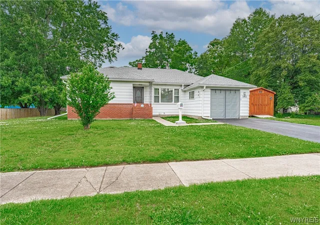 Photo 2 of Sale Pending at 141 Elizabeth St, Medina, NY 14103 | MLS# B1694259 | Listing updated on 2026-07-29