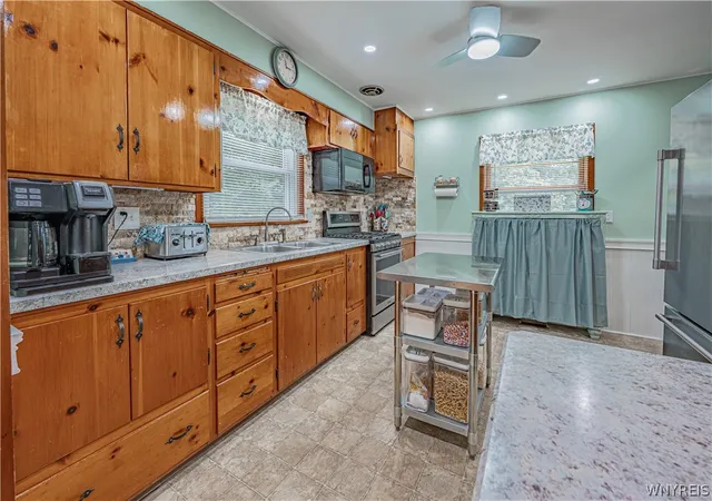 Photo 4 of Sale Pending at 141 Elizabeth St, Medina, NY 14103 | MLS# B1694259 | Listing updated on 2026-07-29