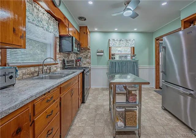 Photo 5 of Sale Pending at 141 Elizabeth St, Medina, NY 14103 | MLS# B1694259 | Listing updated on 2026-07-29