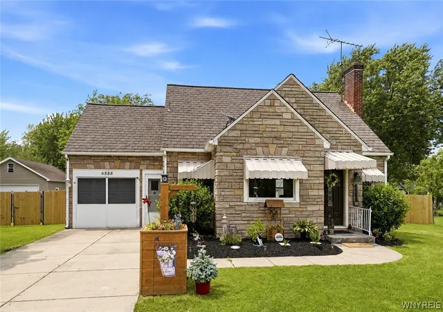 1st image of 6888 Sy Rd, Wheatfield, NY 14304 | MLS# B1694326