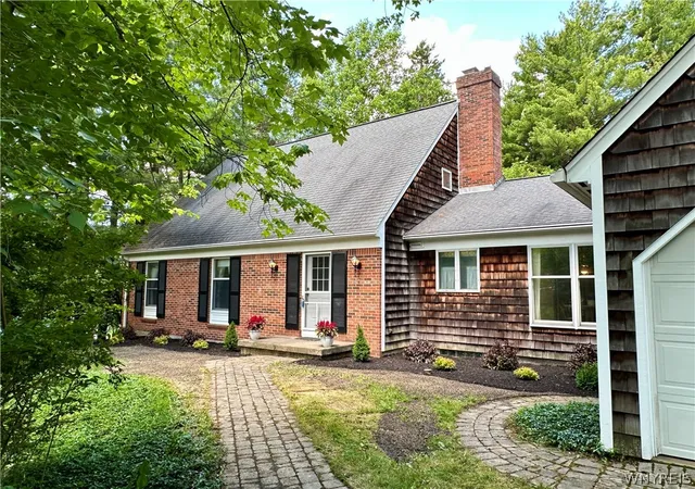 1st image of 40 Tanglewood Dr W, Orchard Park, NY 14127 | MLS# B1694455