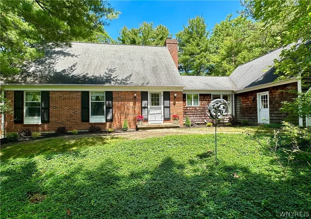 3rd image of 40 Tanglewood Dr W, Orchard Park, NY 14127 | MLS# B1694455