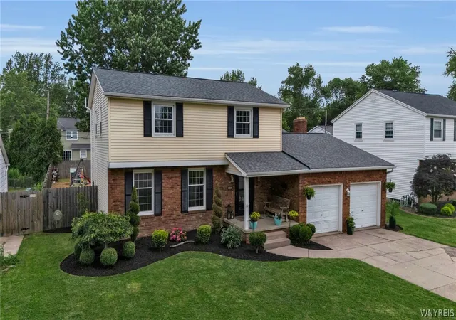 Homes for sale in Amherst, NY | 138 Pin Oak Dr Dr, Amherst, NY 14221 | MLS# B1694495