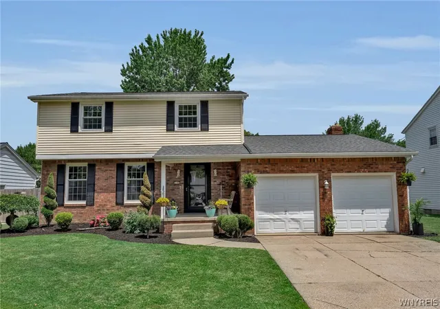 Homes for sale in Amherst, NY | 138 Pin Oak Dr Dr, Amherst, NY 14221 | MLS# B1694495