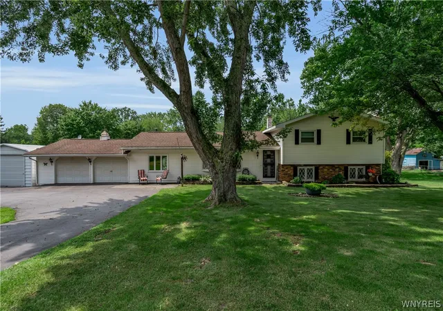 1st image of 6925 Ridge Rd, Lockport, NY 14094 | MLS# B1694617