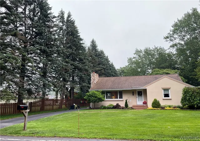 Homes for sale in Wheatfield, NY | 7635 Arnold Dr, Wheatfield, NY 14120 | MLS# B1694531