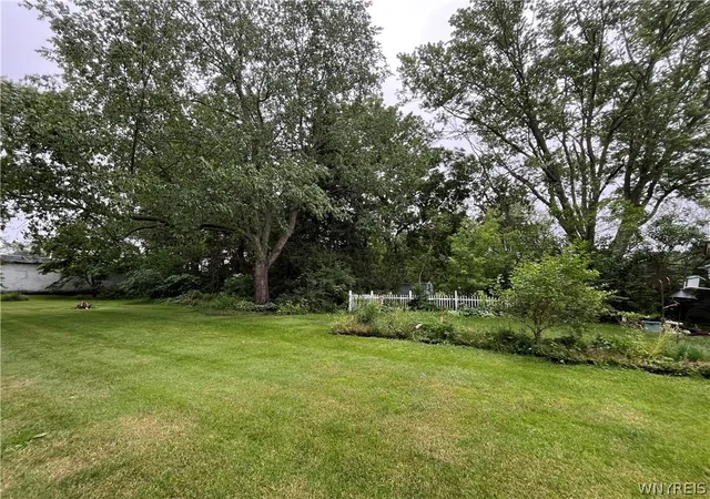 3rd image of 7635 Arnold Dr, Wheatfield, NY 14120 | MLS# B1694531